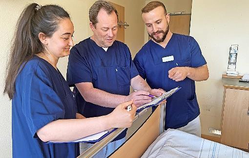 Johannes Weiß (Mitte) gibt seine Expertise in Zukunft auch an Studierende weiter.