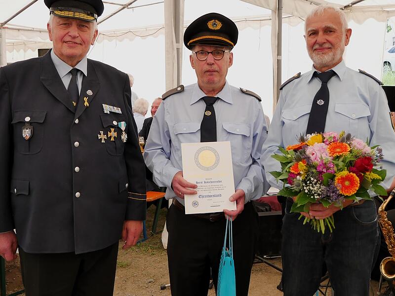 In Würdigung seiner langjährigen Verdienste wurde Horst Kotschenreuther (Mitte) zum Ehrenvorsitzenden ernannt. Es gratulierten Bezirks- und Kreisvorsitzender Gottfried Betz (li). und Joachim Söllner von der KSK Birnbaum. In Würdigung seiner langjährigen Verdienste wurde Horst Kotschenreuther (Mitte) zum Ehrenvorsitzenden ernannt. Es gratulierten Bezirks- und Kreisvorsitzender Gottfried Betz (li). und Joachim Söllner von der KSK Birnbaum.