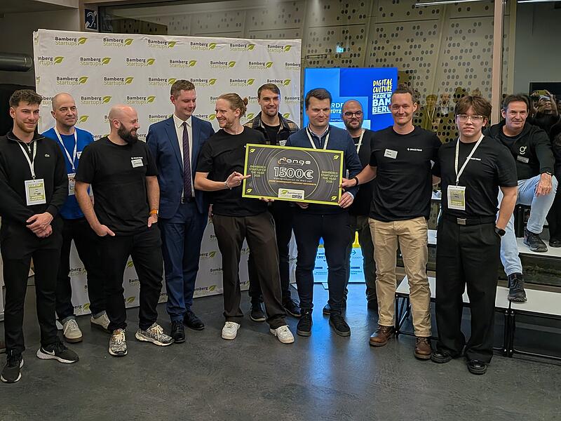 Space four: Die Gewinnen der Bamberger Startup-Night freuen sich mit zweitem Bürgermeister Jonas Glüsenkamp.