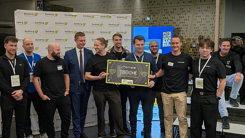 Space four: Die Gewinnen der Bamberger Startup-Night freuen sich mit zweitem B&uuml;rgermeister Jonas Gl&uuml;senkamp.