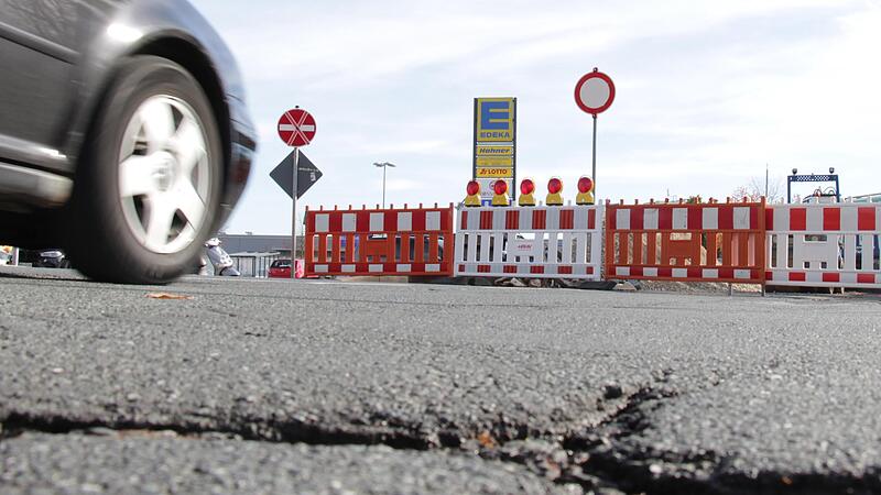 Die Sperrung der B470 vor dem Edeka-Markt in Höchstadt verschiebt sich. Die Schlaglöcher zeigen, wie wichtig eine Straßenerneuerung an dieser Stelle ist. Die Sperrung der B470 vor dem Edeka-Markt in Höchstadt verschiebt sich. Die Schlaglöcher zeigen, wie wichtig eine Straßenerneuerung an dieser Stelle ist.