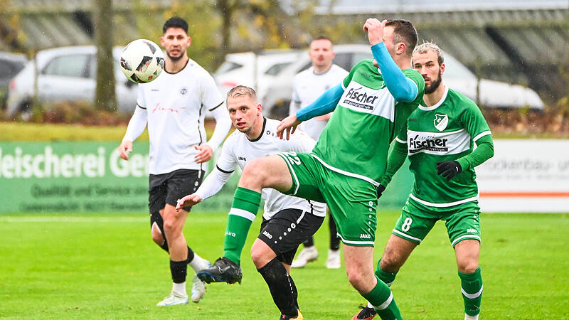 Der Ebersdorfer Sven Wieczorek hat den Ball fest im Blick, Friesens Maximilian Graf versucht ihn zu erreichen.