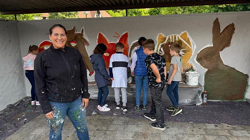 Liliana Martinez mit den Kindern der Grundschule Weisendorf bei der Arbeit.