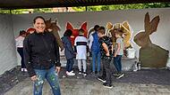 Liliana Martinez mit den Kindern der Grundschule Weisendorf bei der Arbeit.