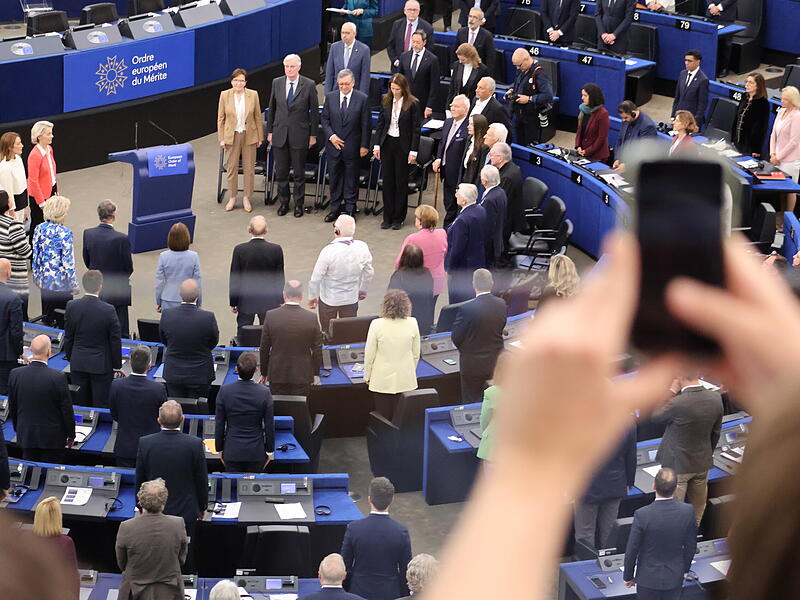 Der Plenarsaal erhebt sich zum Abschluss der Ordensverleihung zur europ&auml;ischen Hymne.