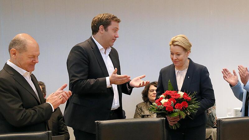 Ern&uuml;chterung: SPD-Chef Lars Klingbeil &uuml;berreicht Wahlverliererin Franziska Giffey Blumen.