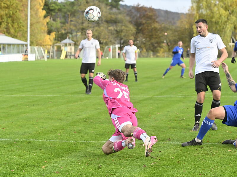 Der Sonnefelder Keeper Fabio Hoydem rettet gegen Pfarrweisach eine Flanke aus der Gefahrenzone. Zweimal hinter sich greifen musste er trotzdem.