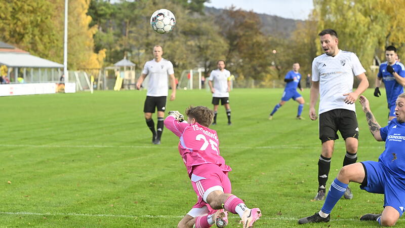 Der Sonnefelder Keeper Fabio Hoydem rettet gegen Pfarrweisach eine Flanke aus der Gefahrenzone. Zweimal hinter sich greifen musste er trotzdem.