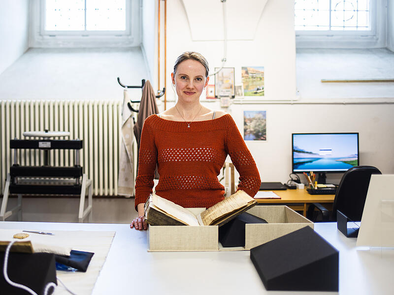 Restauratorin bewahrt alte Sch&auml;tze in der Staatsbibliothek Bamberg