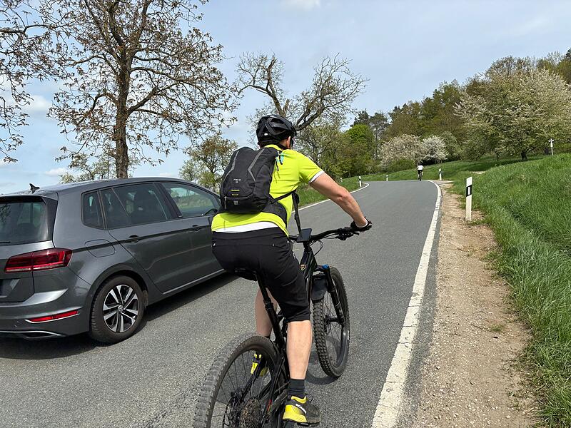 So viel los wie am Samstag ist auf den Nebenstraßen in der Fränkischen Schweiz unter der Woche nur selten.Ein bisschen Sommer im April - und die Massen stürmen die Fränkische Schweiz So viel los wie am Samstag ist auf den Nebenstraßen in der Fränkischen Schweiz unter der Woche nur selten.