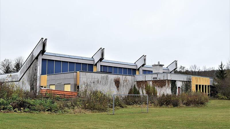 An diesem Ort, im Umgriff der Altenkunstadter Dreifachturnhalle, ist der Bau des Lehrschwimmbeckens vorgesehen.