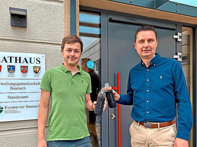 Gesch&auml;ftsstellenleiter Christian G&uuml;nthner und Gemeinschaftsvorsitzender der VG Baunach, Tobias Roppelt (rechts), haben die Refill-Station schon mal getestet.  VG Baunach