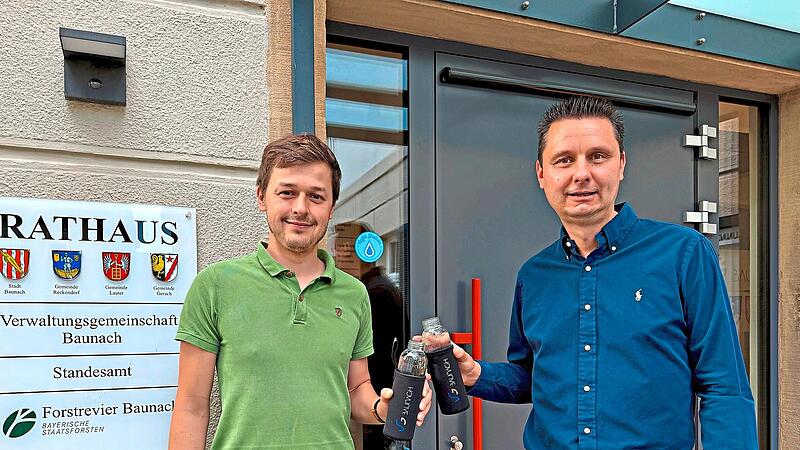 Geschäftsstellenleiter Christian Günthner und Gemeinschaftsvorsitzender der VG Baunach, Tobias Roppelt (rechts), haben die Refill-Station schon mal getestet. VG Baunach Geschäftsstellenleiter Christian Günthner und Gemeinschaftsvorsitzender der VG Baunach, Tobias Roppelt (rechts), haben die Refill-Station schon mal getestet. VG Baunach