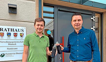 Geschäftsstellenleiter Christian Günthner und Gemeinschaftsvorsitzender der VG Baunach, Tobias Roppelt (rechts), haben die Refill-Station schon mal getestet. VG Baunach Geschäftsstellenleiter Christian Günthner und Gemeinschaftsvorsitzender der VG Baunach, Tobias Roppelt (rechts), haben die Refill-Station schon mal getestet. VG Baunach