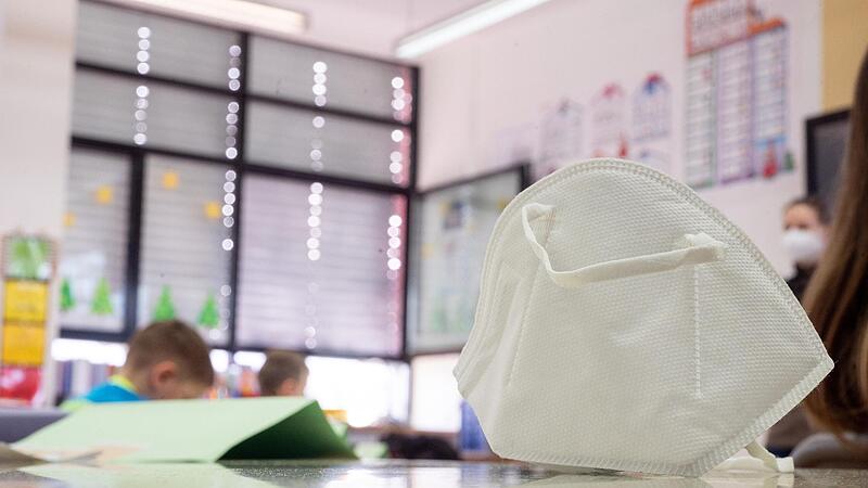 Die Koalition in Bayern ist uneins &uuml;ber die Abschaffung der Maskenpflicht an Schulen.