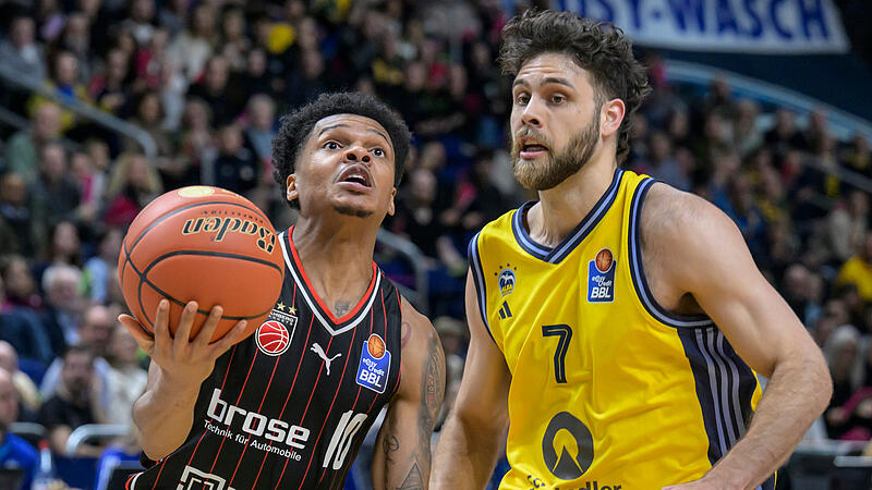 Der Bamberger Aufbauspieler Ronaldo Segu (links, gegen den Ex-Bamberger William McDowell-White) strauchelte bei seinen eigenen Abschl&uuml;ssen.