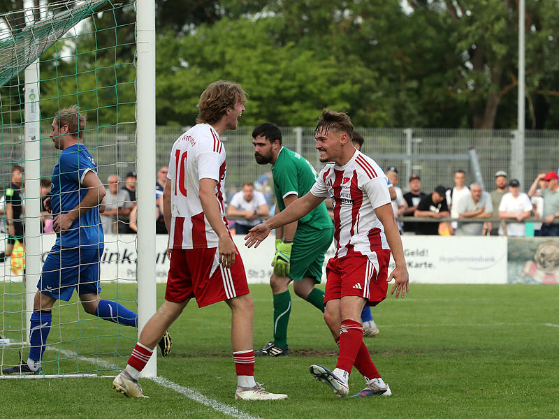 Relegation Bamberg: Weichendorf schlägt Kleukheim klar Passgeber Luis Lappus (links) jubelt mit Torschütze Finn Gittel über das 4:1. Der SV Weichendorf hat in der Relegation den TSV Kleukheim klar besiegt.