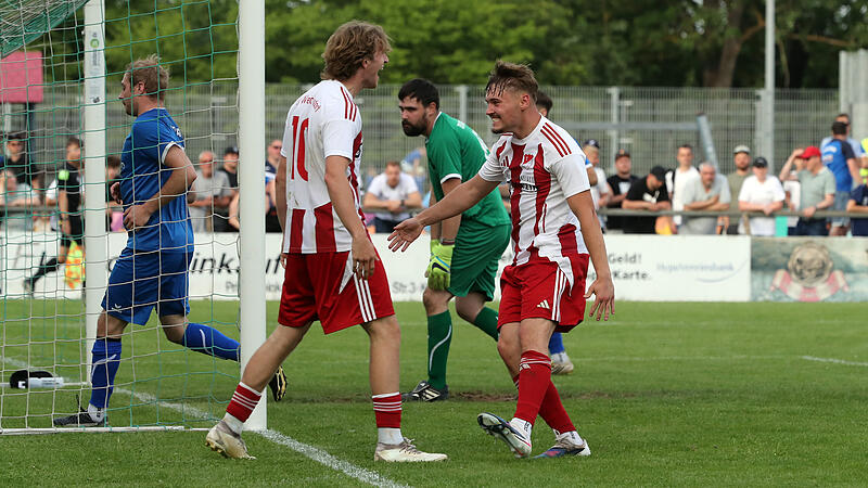Relegation Bamberg: Weichendorf schlägt Kleukheim klar Passgeber Luis Lappus (links) jubelt mit Torschütze Finn Gittel über das 4:1. Der SV Weichendorf hat in der Relegation den TSV Kleukheim klar besiegt.