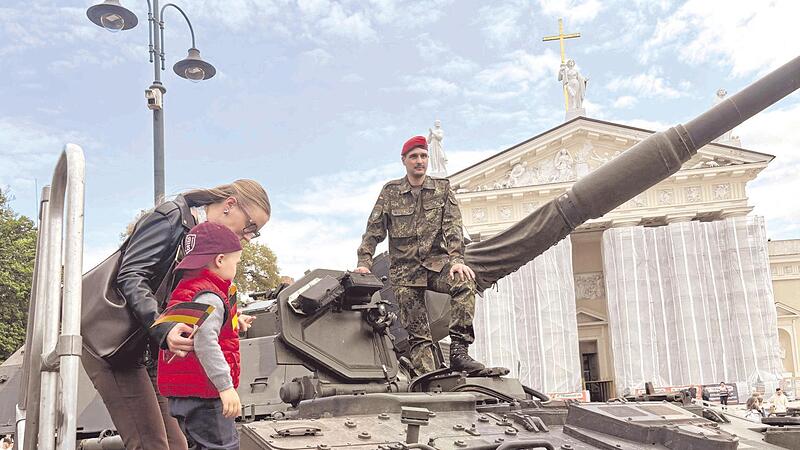 Ber&uuml;hrungsangst mit Soldaten und Waffen kennen die Litauer nicht.