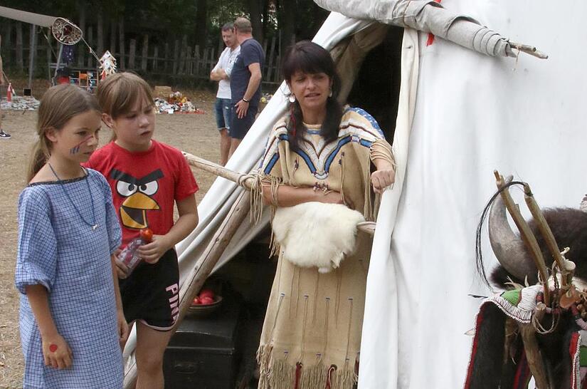 Country-Festival der Mountain Lions in Neustadt bei Coburg &ndash; hier: zu Besuch im Tipi von Indianerfrau Jana G&uuml;nther.