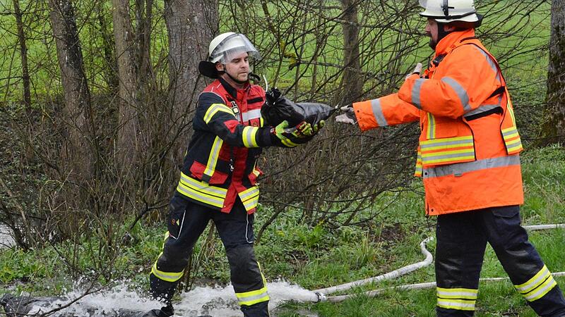 Mit viel Kraftaufwand wurden in einer Menschenkette die bis zu 15 Kilogramm schweren Sandsäcke zur Lauer gebracht. Mit viel Kraftaufwand wurden in einer Menschenkette die bis zu 15 Kilogramm schweren Sandsäcke zur Lauer gebracht.