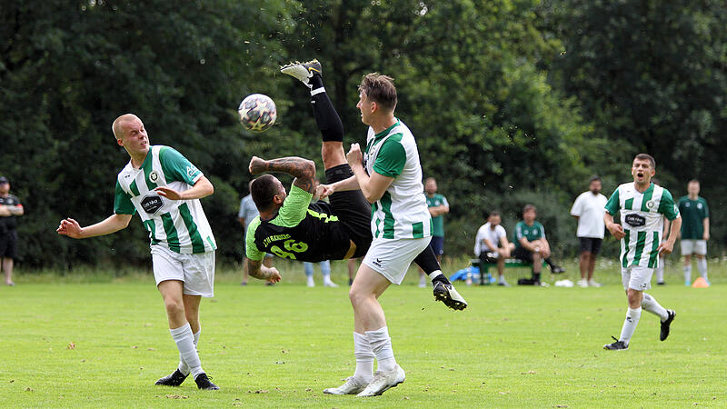 Frank Fleischmann, der Dreifachtorschütze des SC 08 Bamberg, versucht es per Fallrückzieher gegen Finn Haferkamp (links) und Rafael Muck vom FC Wacker Bamberg. Frank Fleischmann, der Dreifachtorschütze des SC 08 Bamberg, versucht es per Fallrückzieher gegen Finn Haferkamp (links) und Rafael Muck vom FC Wacker Bamberg.