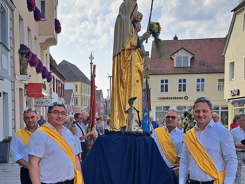 Am Freitag ist die traditionelle Prozession zu Mari&auml; Himmelfahrt durch Forchheim gezogen.