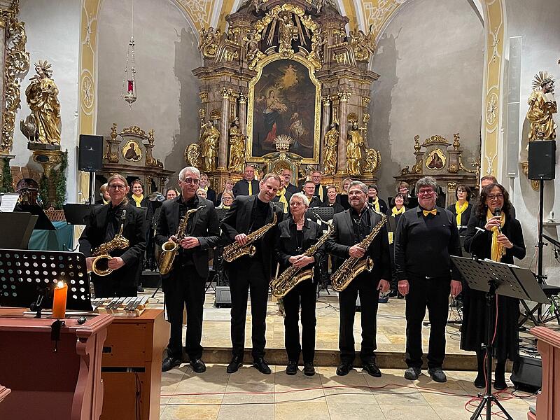 Schlussapplaus f&uuml;r alle Mitwirkenden in der Burker Dreik&ouml;nigskirche.