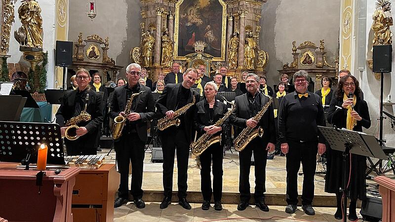 Schlussapplaus f&uuml;r alle Mitwirkenden in der Burker Dreik&ouml;nigskirche.
