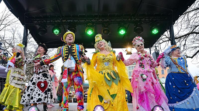 Faschingstreiben auf dem Viktualienmarkt Faschingstreiben auf dem Viktualienmarkt