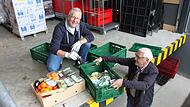 Willi Ebertz (links) und Gunder Stark holen Ware von einem Supermarkt ab.