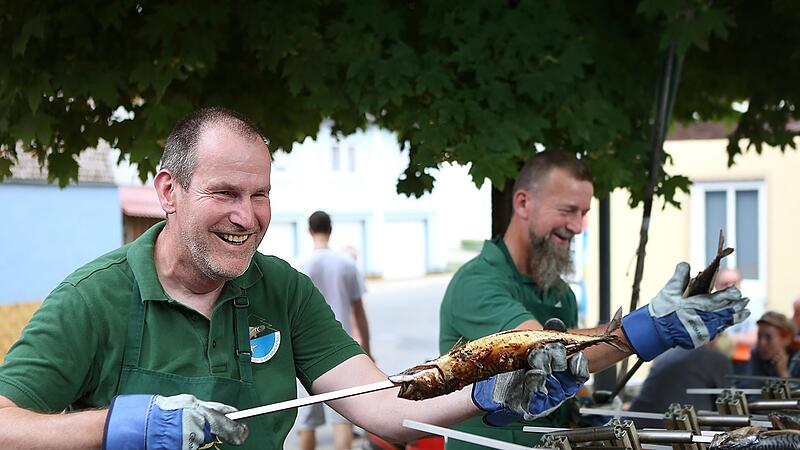 Ein Klassiker beim Stadtfest: der Steckerlfisch des Fischereivereins Bad Br&uuml;ckenau.