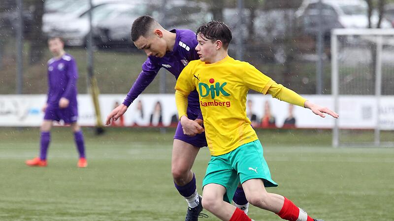 Die U15-Junioren um Felix J&ouml;rg (r.) haben das Stadtderby gegen den FC Eintracht Bamberg um Niklas Burger mit 2:0 f&uuml;r sich entschieden und damit Platz 1 in der Bayernliga erfolgreich verteidigt.