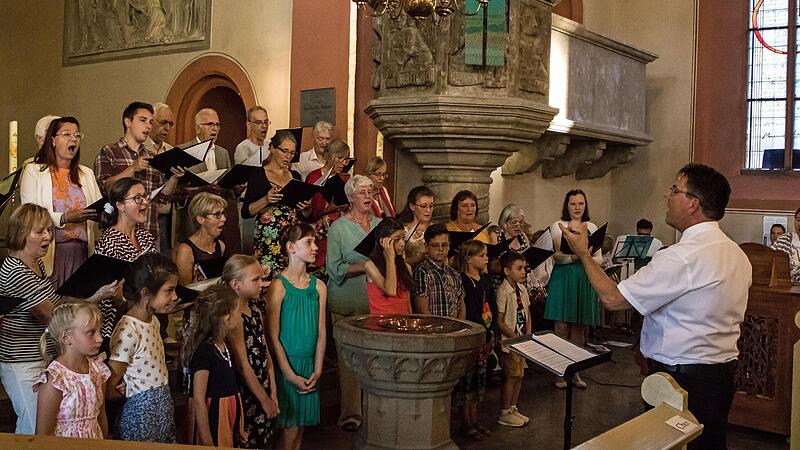 Kantor Markus Heunisch dirigierte bei der Sommermusik auch die Kantorei von St. Georg und den Kinderchor.