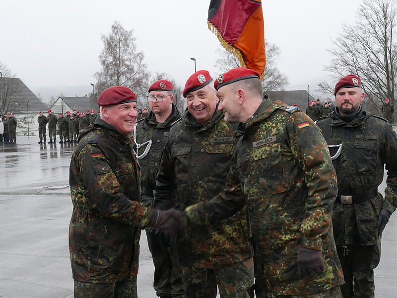 Rainer Hoch (links) übergibt Torsten Reinhardt (rechts) das Kommando. Brigadegeneral Michael Oberneyer (Mitte) wohnte der feierlichen Veranstaltung bei. Rainer Hoch (links) übergibt Torsten Reinhardt (rechts) das Kommando. Brigadegeneral Michael Oberneyer (Mitte) wohnte der feierlichen Veranstaltung bei.