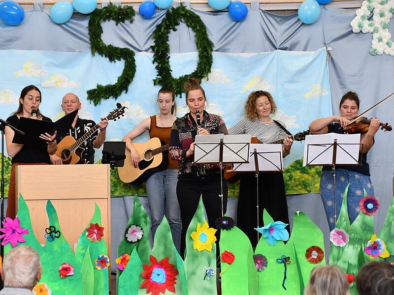 „Schule ist mehr“:so lautete der Titelsong, den die Musikgruppe der Werner-Grampp-Schule und der Heilpädagogischen Tagesstätte zur Jubiläumsfeier der AWO beisteuerten. „Schule ist mehr“:so lautete der Titelsong, den die Musikgruppe der Werner-Grampp-Schule und der Heilpädagogischen Tagesstätte zur Jubiläumsfeier der AWO beisteuerten.