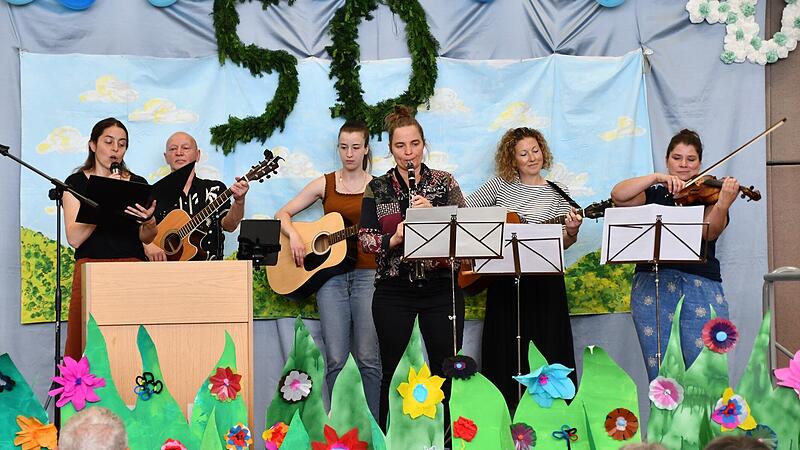 „Schule ist mehr“:so lautete der Titelsong, den die Musikgruppe der Werner-Grampp-Schule und der Heilpädagogischen Tagesstätte zur Jubiläumsfeier der AWO beisteuerten. „Schule ist mehr“:so lautete der Titelsong, den die Musikgruppe der Werner-Grampp-Schule und der Heilpädagogischen Tagesstätte zur Jubiläumsfeier der AWO beisteuerten.