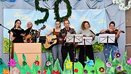 „Schule ist mehr“:so lautete der Titelsong, den die Musikgruppe der Werner-Grampp-Schule und der Heilpädagogischen Tagesstätte zur Jubiläumsfeier der AWO beisteuerten. „Schule ist mehr“:so lautete der Titelsong, den die Musikgruppe der Werner-Grampp-Schule und der Heilpädagogischen Tagesstätte zur Jubiläumsfeier der AWO beisteuerten.