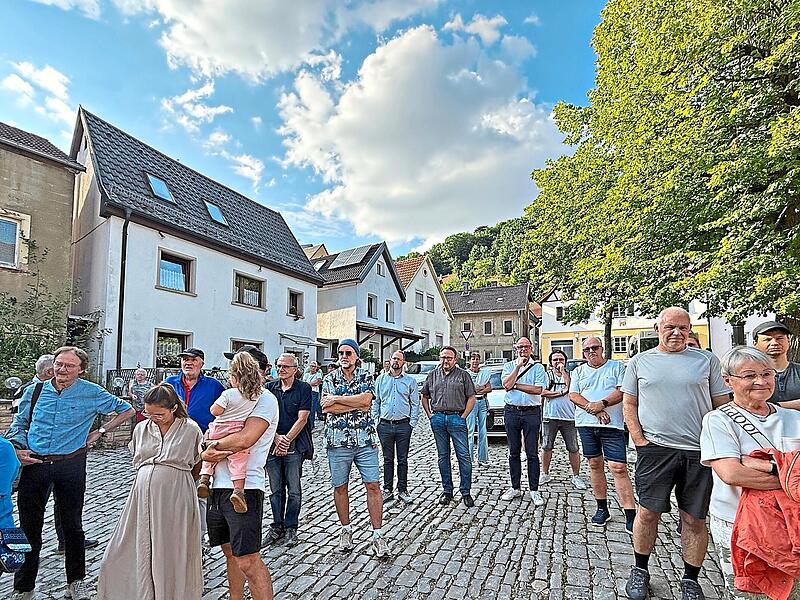 Am Röhrenplatz begann der Planungsspaziergang durch die Altstadt Am Röhrenplatz begann der Planungsspaziergang durch die Altstadt