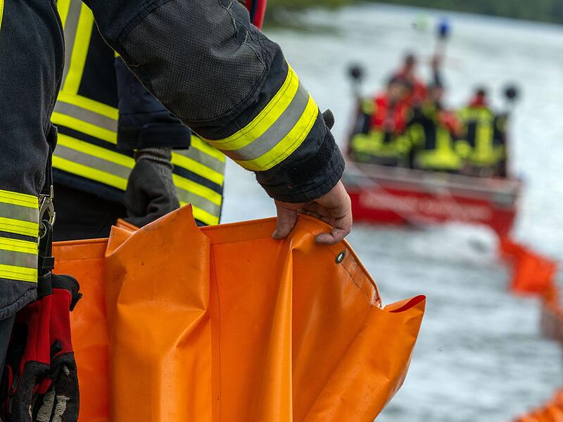 Übung der Feuerwehr zu einer Ölhavarie Übung der Feuerwehr zu einer Ölhavarie