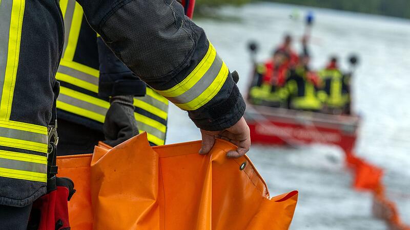 &Uuml;bung der Feuerwehr zu einer &Ouml;lhavarie