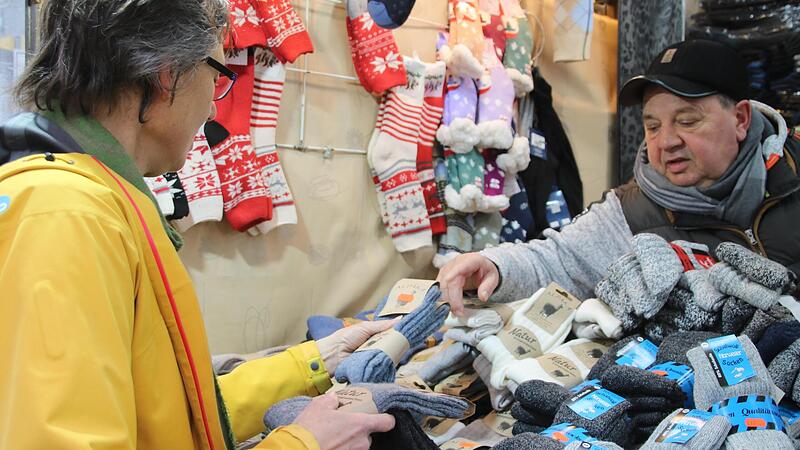 Trotz halbierter  Ums&auml;tze      ist   Georg Stey froh, dass er in der Forchheimer Hauptstra&szlig;e    seinen   Socken-Verkauf       betreiben   kann.Forchheim & Fr&auml;nkische Schweiz
