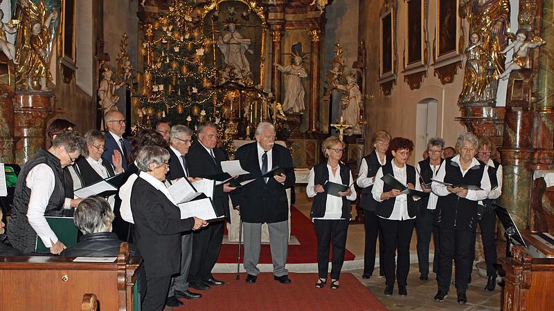 Der Volkschor Kronach lud am zweiten Weihnachtsfeiertag zum Weihnachtskonzert in die Klosterkirche ein. Der Volkschor Kronach lud am zweiten Weihnachtsfeiertag zum Weihnachtskonzert in die Klosterkirche ein.