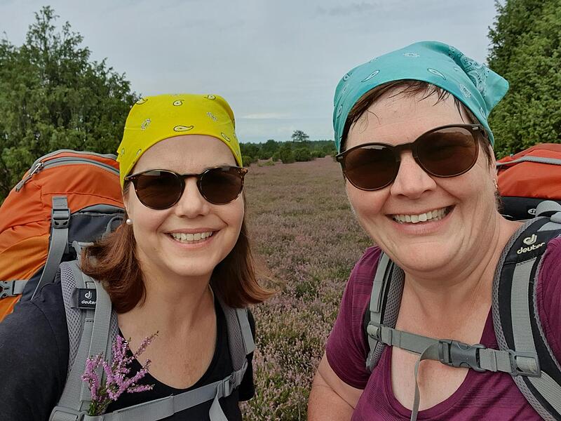 Die beiden Wanderinnen Christine Fischer (links) und Sandra Zeitler sind immer noch gut drauf.2023 Heidschnuckenweg Teil 5