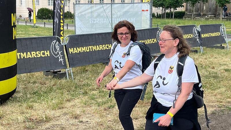 Unter Tränen haben Anita Schäfer (links) und Heidi Deuß die Ziellinie beim Mammutmarsch in Berlin überquert.