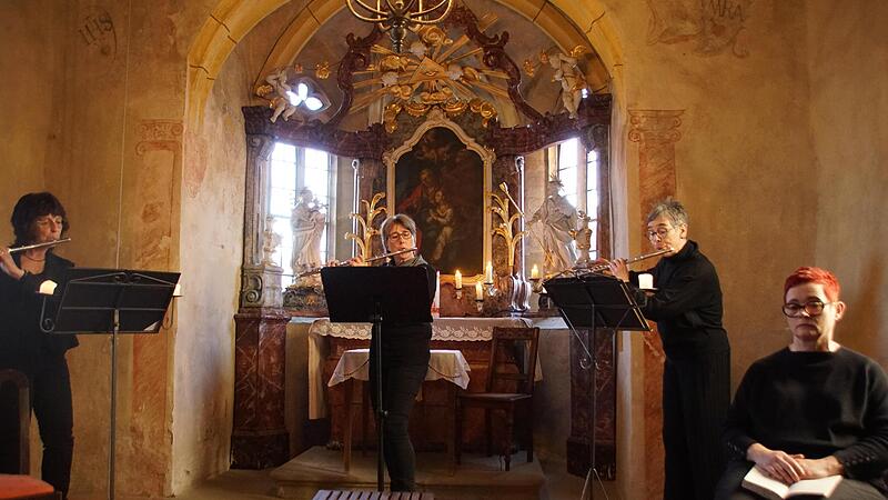 In der Anna-Kapelle beginnt die „Wanderlesung“ mit Musik in den ersten Szenen. Unser Bild zeigt von links: Ute Wolf, Yvonne Halfter, Monika Schraut und Christa Doelker.
