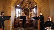 In der Anna-Kapelle beginnt die „Wanderlesung“ mit Musik in den ersten Szenen. Unser Bild zeigt von links: Ute Wolf, Yvonne Halfter, Monika Schraut und Christa Doelker.