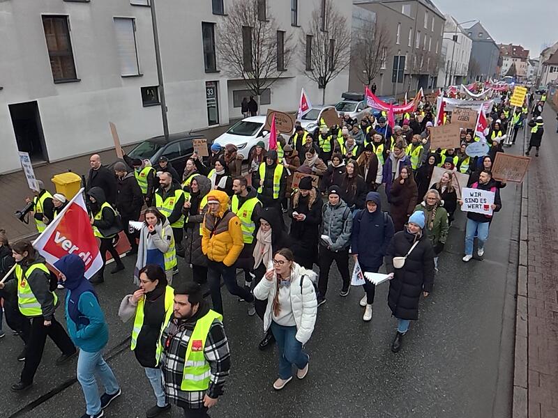 Warnstreik in Mittelfranken: Universit&auml;tsklinikums- und Hochschulmitarbeiter legen ihre Arbeit niederWarnstreik Erlangen