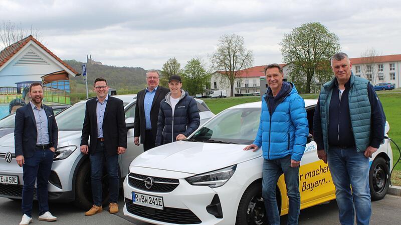 Erster Bürgermeister Mario Schönwald freut sich zusammen mit dem geschäftsleitenden Beamten Fabian Leppert, N-ergie Kundenmanager Michael Lingg, Armin Hatzold und Jürgen Kieslich von Bayernwerk Netz und dem Betriebsleiter der Obermain-Therme Hans-...