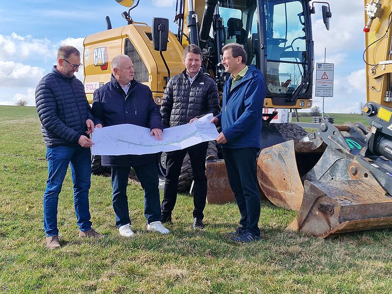 Sie gaben den Startschuss f&uuml;r die Sanierung der KG 31 (von links): Volker Roth (2. B&uuml;rgermeister Markt Zeitlofs), Landrat Thomas Bold, Innenstaatssekret&auml;r Sandro Kirchner und Bernhard Stolz (Bauunternehmen Stolz).